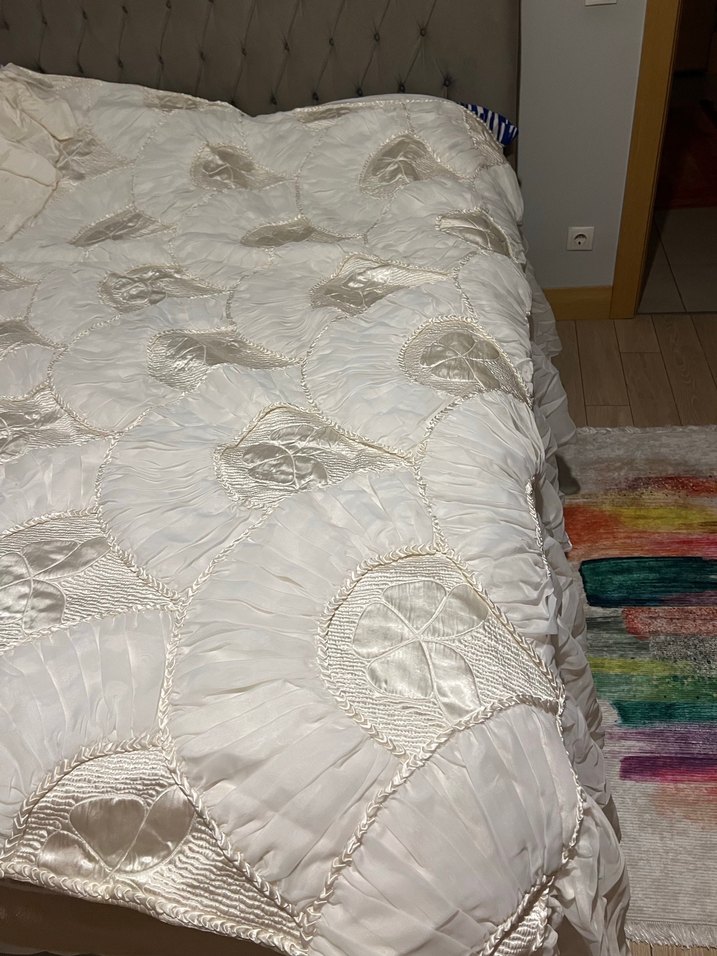 İşlemeli Parlak Beyaz yatak örtüsü - Görsel 4