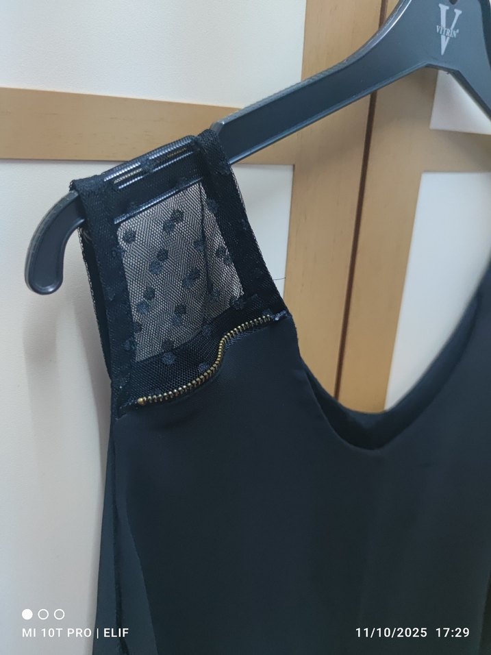 Omuz dantel detaylı dökümlü bluz - Görsel 2