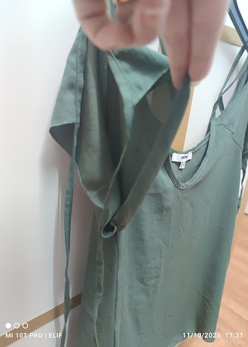 Kolları dökümlü saten bluz - Görsel 3