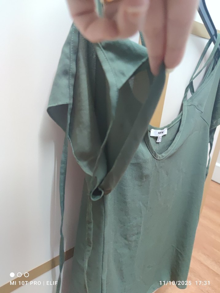 Kolları dökümlü saten bluz - Görsel 3