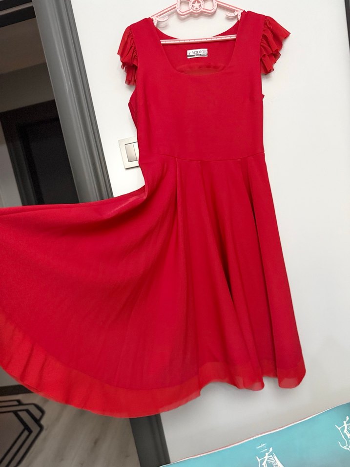 Kırmızı Kolsuz volanlı elbise - Görsel 2