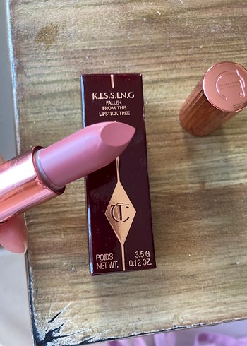 Charlotte Tilbury kissing red carpet pink Ruj 3.5g