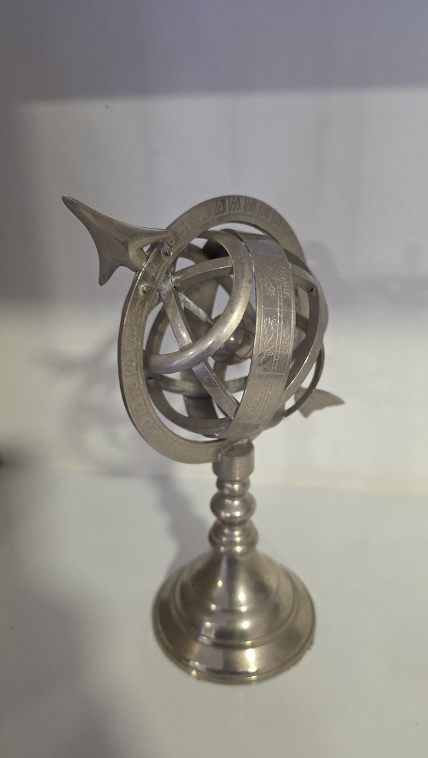 Gri ve Altın Renkli Metal Astroloji Figürü - Görsel 3