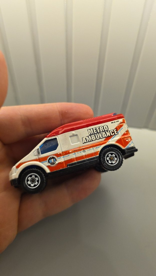 Renkli Metro Ambulans Oyuncak Araba - Görsel 2