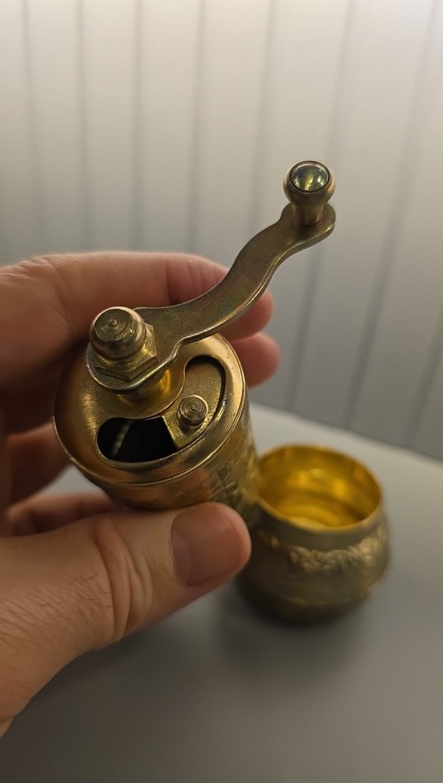 Altın Renkli El Değirmeni Kahve Makinesi - Görsel 5