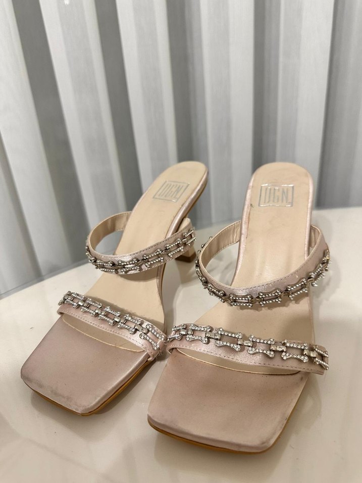 Bej Süet İşlemeli Topuklu Kadın Ayakkabı - Görsel 2