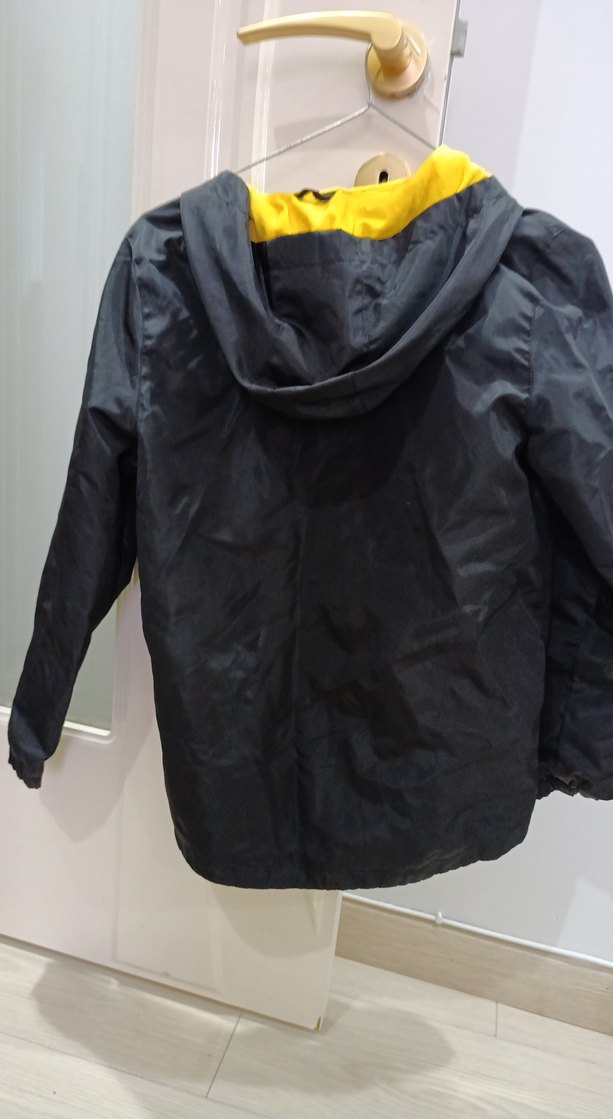 Erkek Çocuk Siyah Sarı Fermuarlı Yağmurluk - Görsel 3