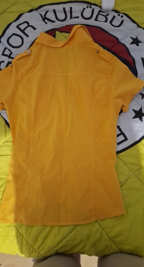 Sarı Düğmeli Kısa Kollu Kadın Gömlek - Görsel 4