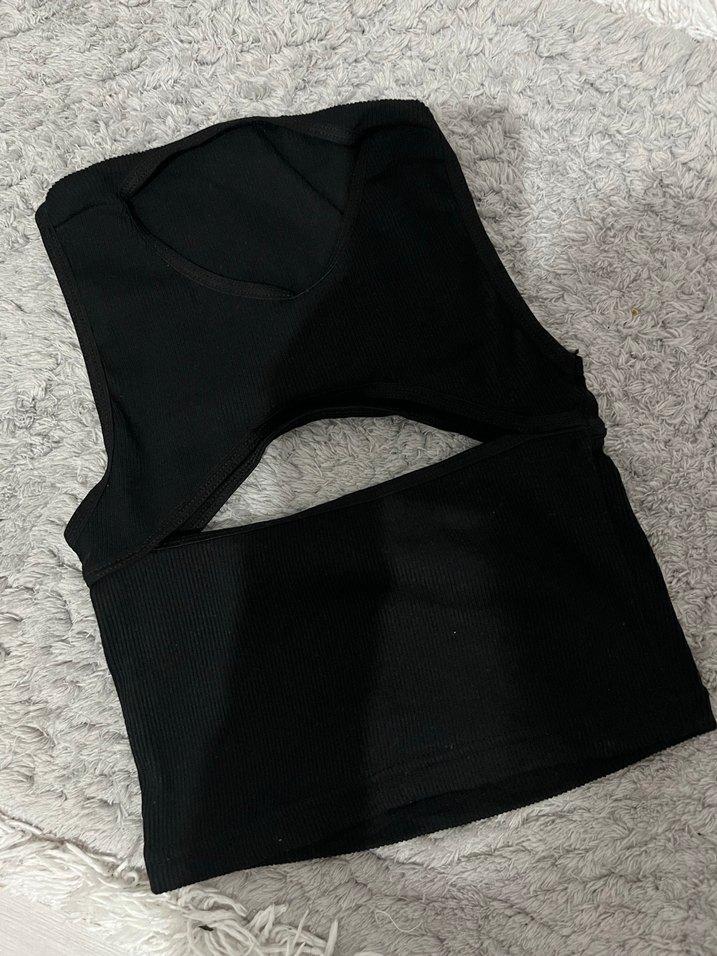 Siyah V Yakalı Kadın Atlet - Görsel 2