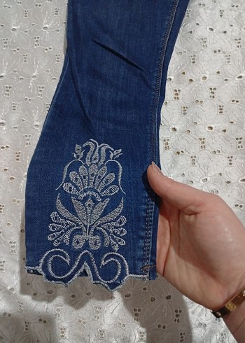 Dantel Detaylı Nakışlı Kadın Jean - Görsel 2