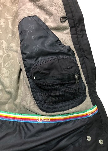 Sokak Stili Siyah Kürklü Kadın Mont - Görsel 4