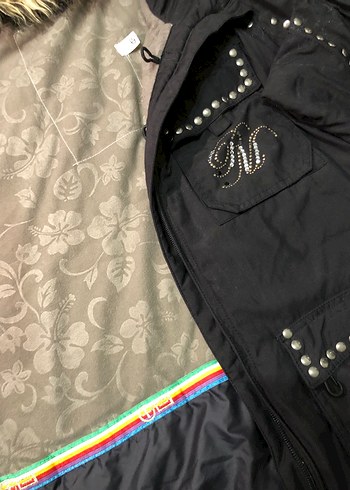 Sokak Stili Siyah Kürklü Kadın Mont - Görsel 3