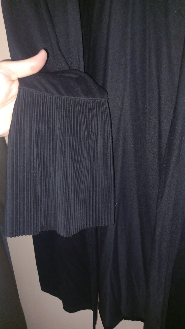 Piliseli Siyah Penye Hırka - Görsel 3