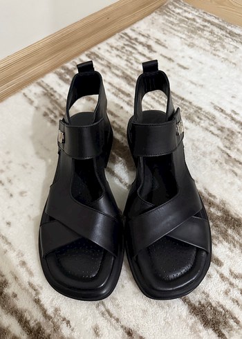 37 Beden Miu Miu Siyah Deri Tokalı Sandalet / 37 Numara