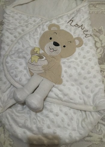 Kapüşonlu Beyaz Nakışlı Bebek Kundak - Görsel 3