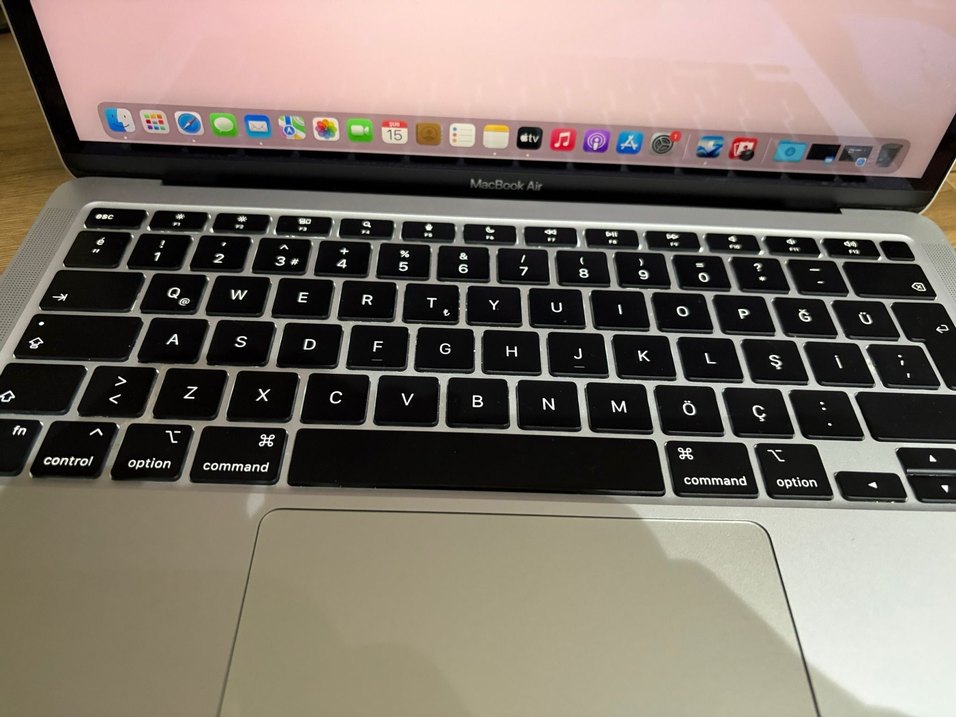 Gri MacBook Air Dizüstü Bilgisayar - Görsel 3