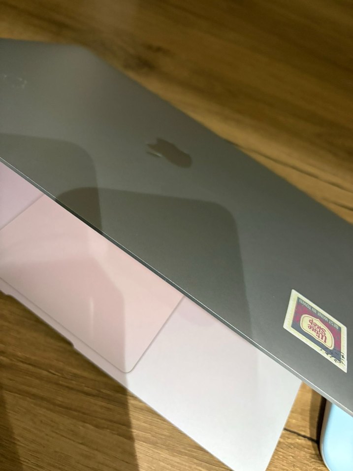 Gri MacBook Air Dizüstü Bilgisayar - Görsel 2