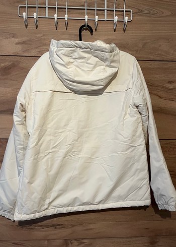 Pull and Bear Beyaz Kapüşonlu Kadın Kış Ceketi