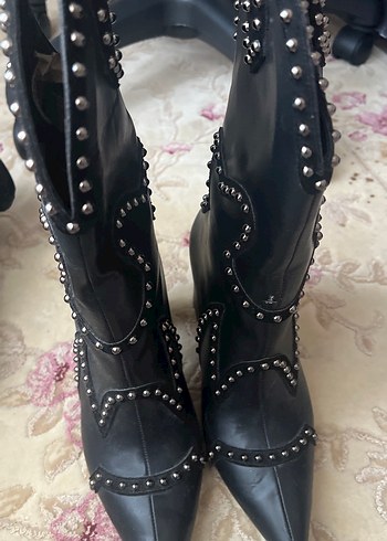 Perçin Detaylı Siyah Deri Gotik Topuklu Bot - Görsel 4