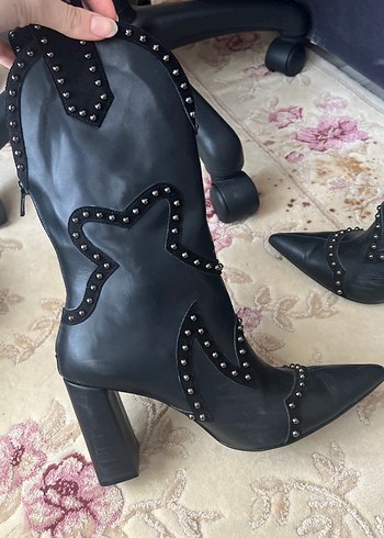 Perçin Detaylı Siyah Deri Gotik Topuklu Bot - Görsel 3