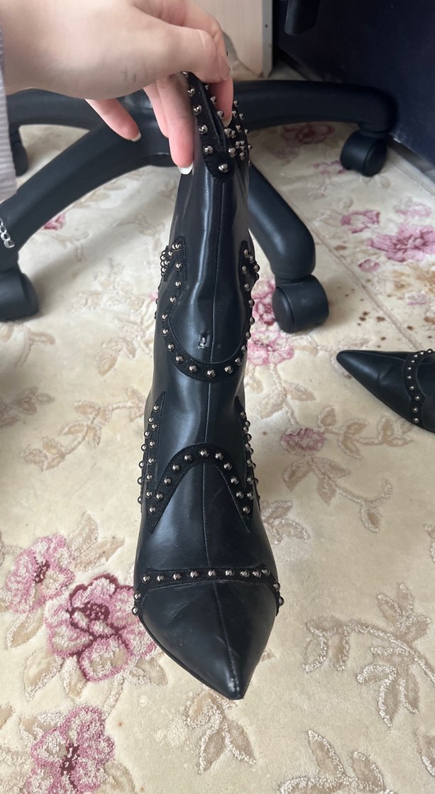 Perçin Detaylı Siyah Deri Gotik Topuklu Bot - Görsel 2