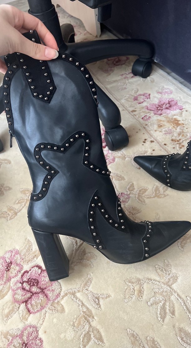 Perçin Detaylı Siyah Deri Gotik Topuklu Bot - Görsel 3