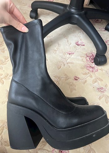 Siyah Platform Topuklu Gotik Kadın Bot BERSHKA - Görsel 4