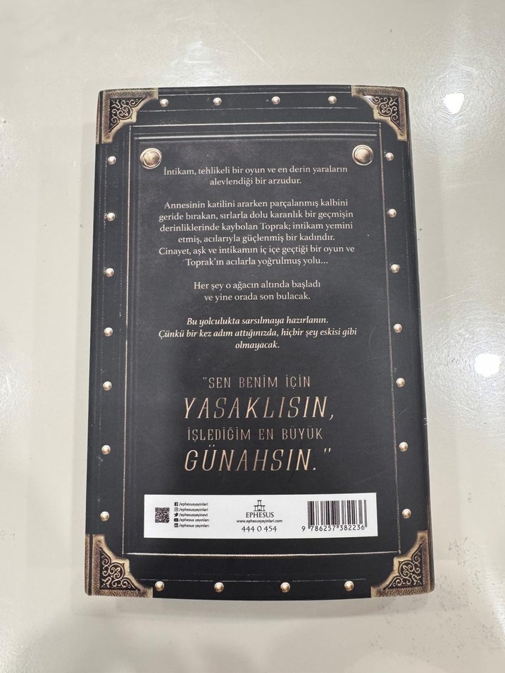 Katil Kalpler Şehri - Elif Melissa - Görsel 5