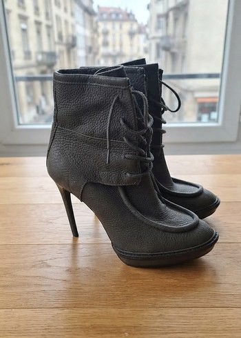 Burberry Sik Siyah Deri Bilek Bot