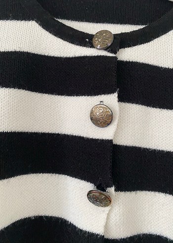 Düğmeli Siyah Beyaz Çizgili Kısa Hırka - Görsel 3