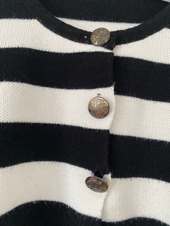 Düğmeli Siyah Beyaz Çizgili Kısa Hırka - Görsel 3