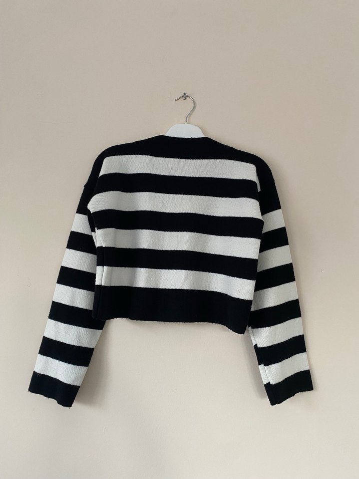 Düğmeli Siyah Beyaz Çizgili Kısa Hırka - Görsel 2