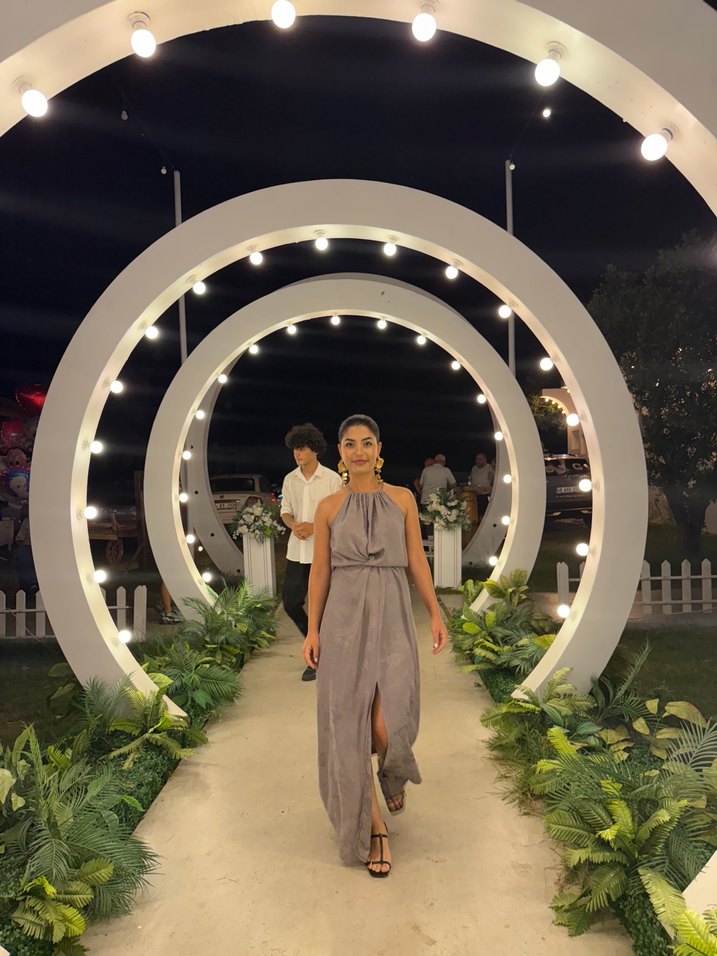 Gri Uzun Drapeli Boyundan Bağlamalı Yırtmaçlı Elbise - Görsel 2