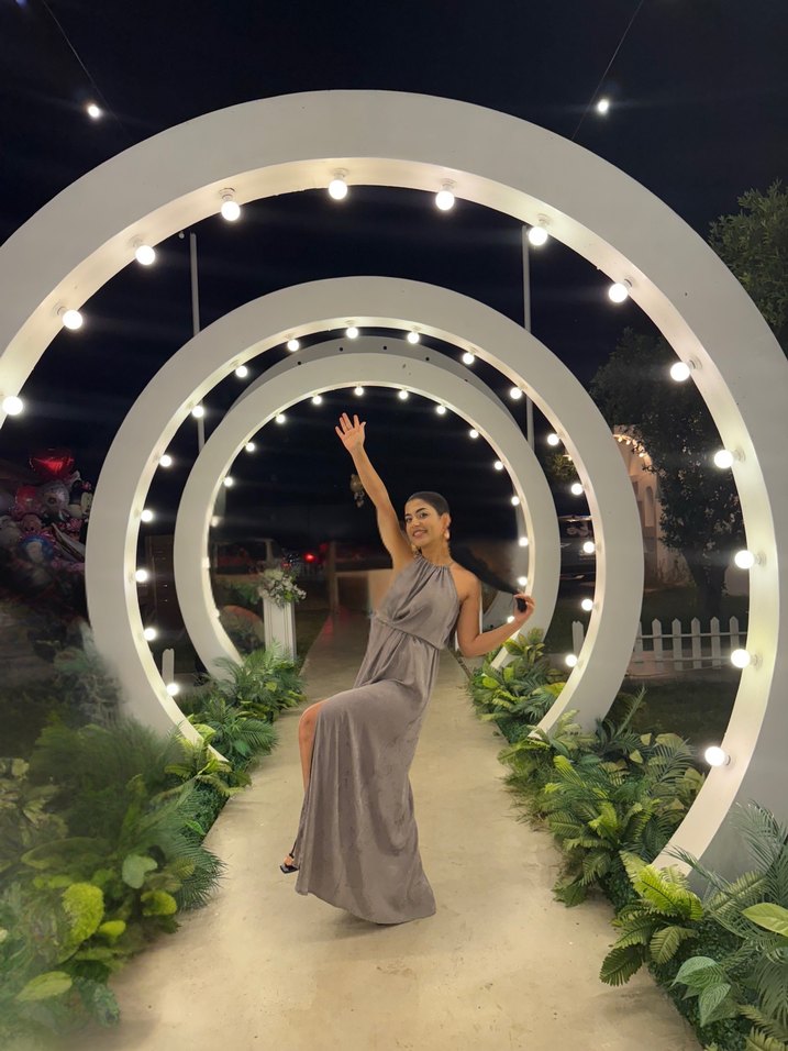 Gri Uzun Drapeli Boyundan Bağlamalı Yırtmaçlı Elbise - Görsel 5