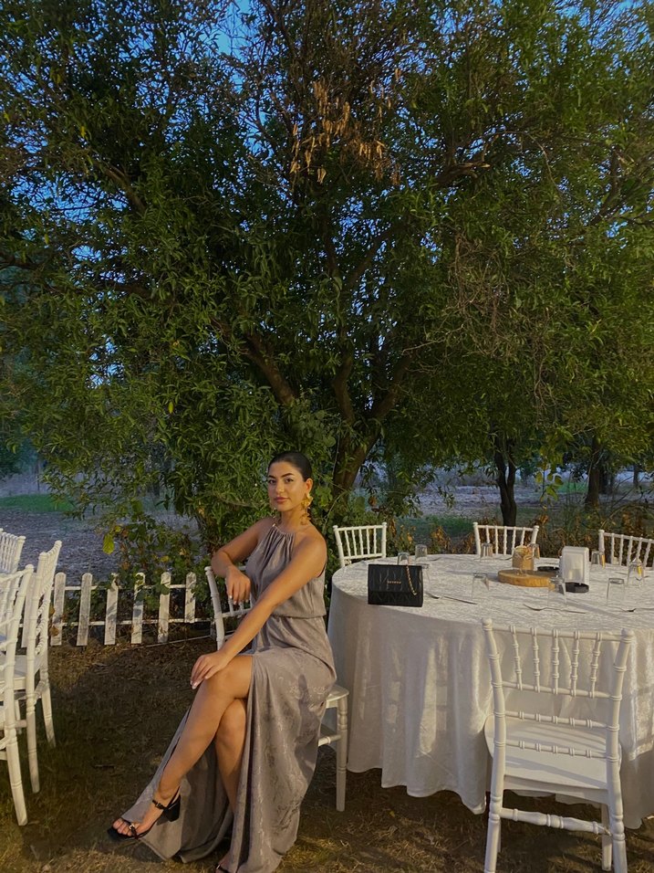 Gri Uzun Drapeli Boyundan Bağlamalı Yırtmaçlı Elbise - Görsel 4