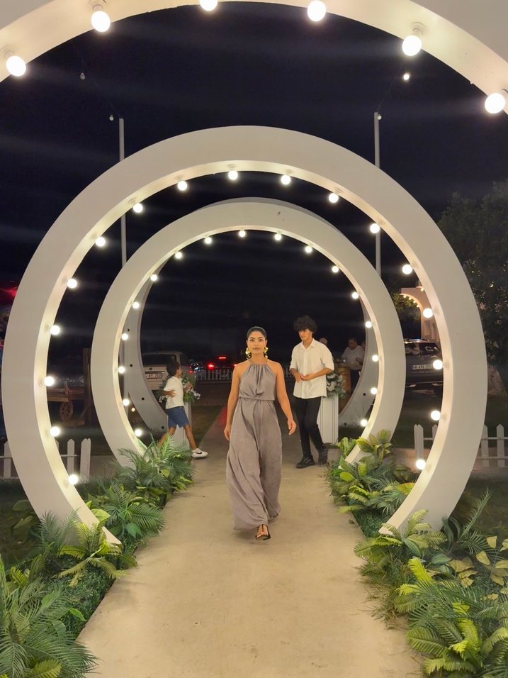 Gri Uzun Drapeli Boyundan Bağlamalı Yırtmaçlı Elbise - Görsel 3