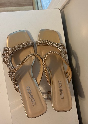 DERIMOD Altın Renkli Yılan Desenli Dolgu Topuklu Terlik - Görsel 3