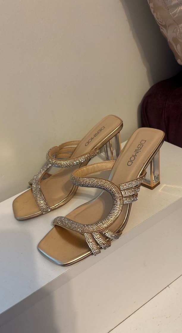 DERIMOD Altın Renkli Yılan Desenli Dolgu Topuklu Terlik - Görsel 2