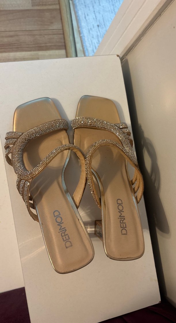 DERIMOD Altın Renkli Yılan Desenli Dolgu Topuklu Terlik - Görsel 3