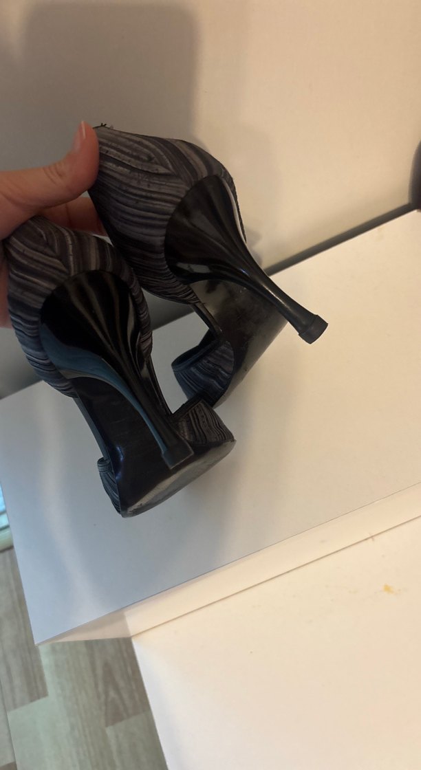 Gri Zebra Desenli Kadın Dolgu Topuk Ayakkabı - Görsel 4