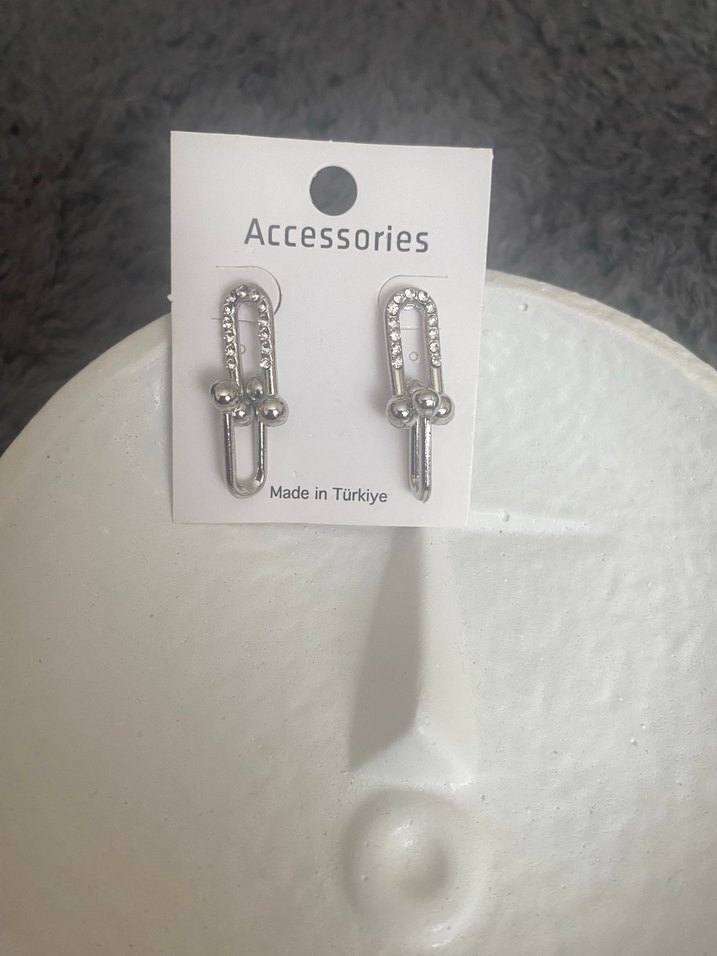 Minimalist Tokalı Gri Küçük Küpe - Görsel 2