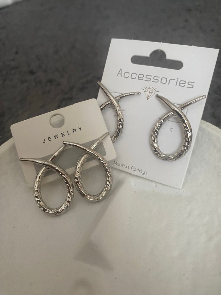 Gri Mini Yılan Desenli Tokalı Küpe - Görsel 2