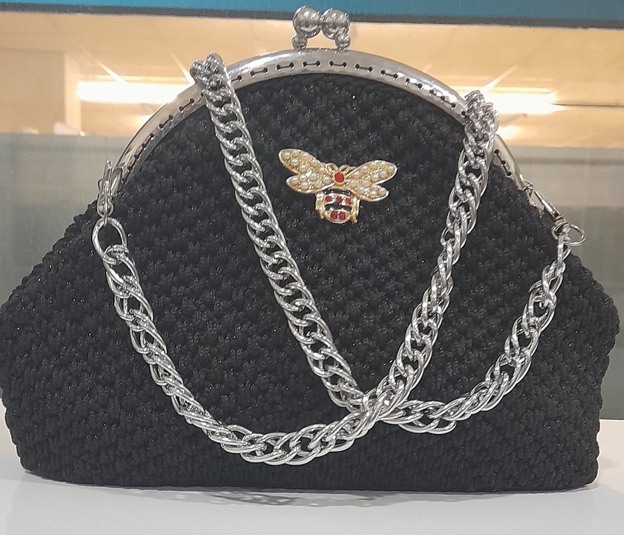 Zincir Detaylı Siyah Nakışlı Kadın Çanta - Görsel 2