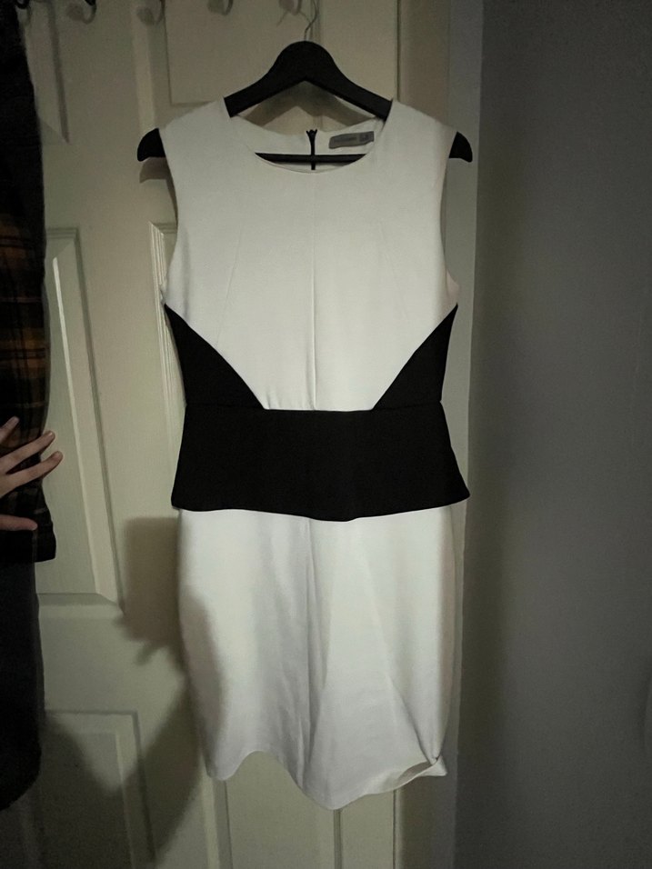 Kemer Detaylı Beyaz Midi Kalem Elbise - Görsel 2