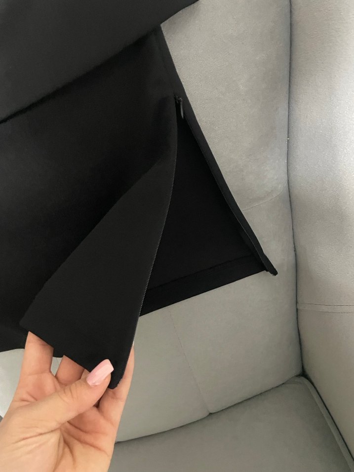 Siyah straplez yaka yandan fermuarlı krep örme bluz - Görsel 2