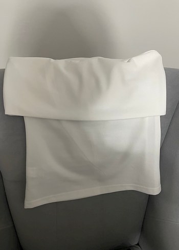 Beyaz straplez yaka yandan fermuarlı krep örme bluz - Görsel 2