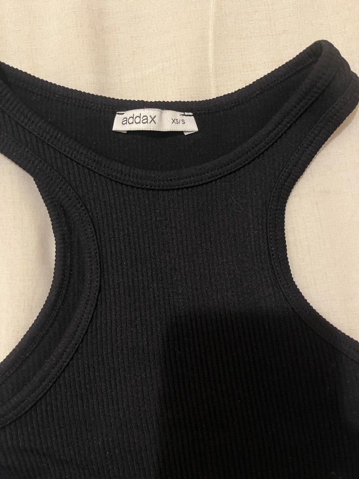 Siyah Yüksek Yakalı Kolsuz Kadın Atlet - Görsel 2