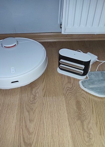 Beyaz ve Gri Robot Süpürge - Görsel 2