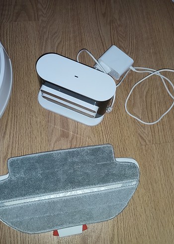 Beyaz ve Gri Robot Süpürge - Görsel 4