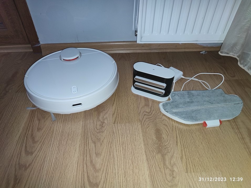 Beyaz ve Gri Robot Süpürge - Görsel 2